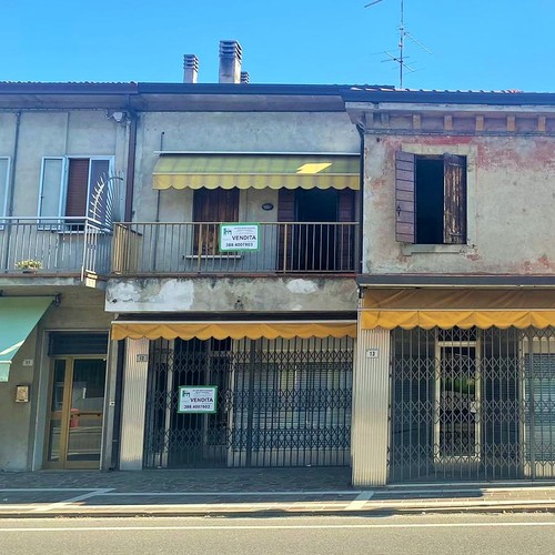 Casa e negozio in centro paese
