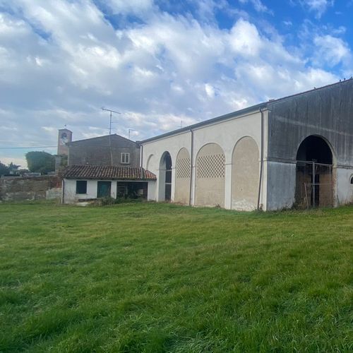 Rustico singolo con barchessa